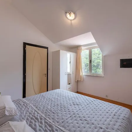 Meje Apartment Split